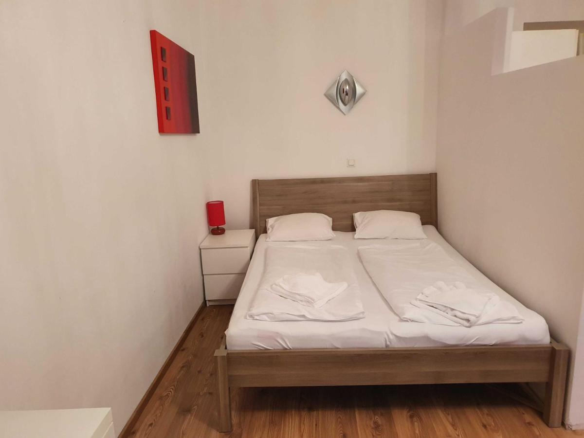 Apartment Vibrant Red I Contactless Check-in Wien
